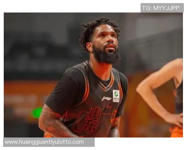 鲍威尔表现稳定全场13投6中贡献18分4篮板3助攻1抢断1盖帽